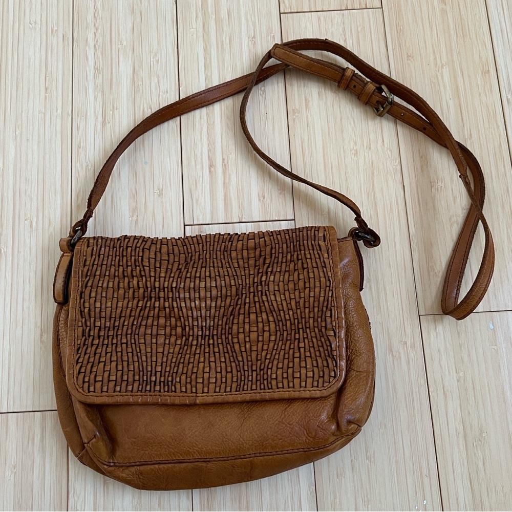 Vilenca Holland woven leather crossbody bag, cognac, zipper closure, adjustable